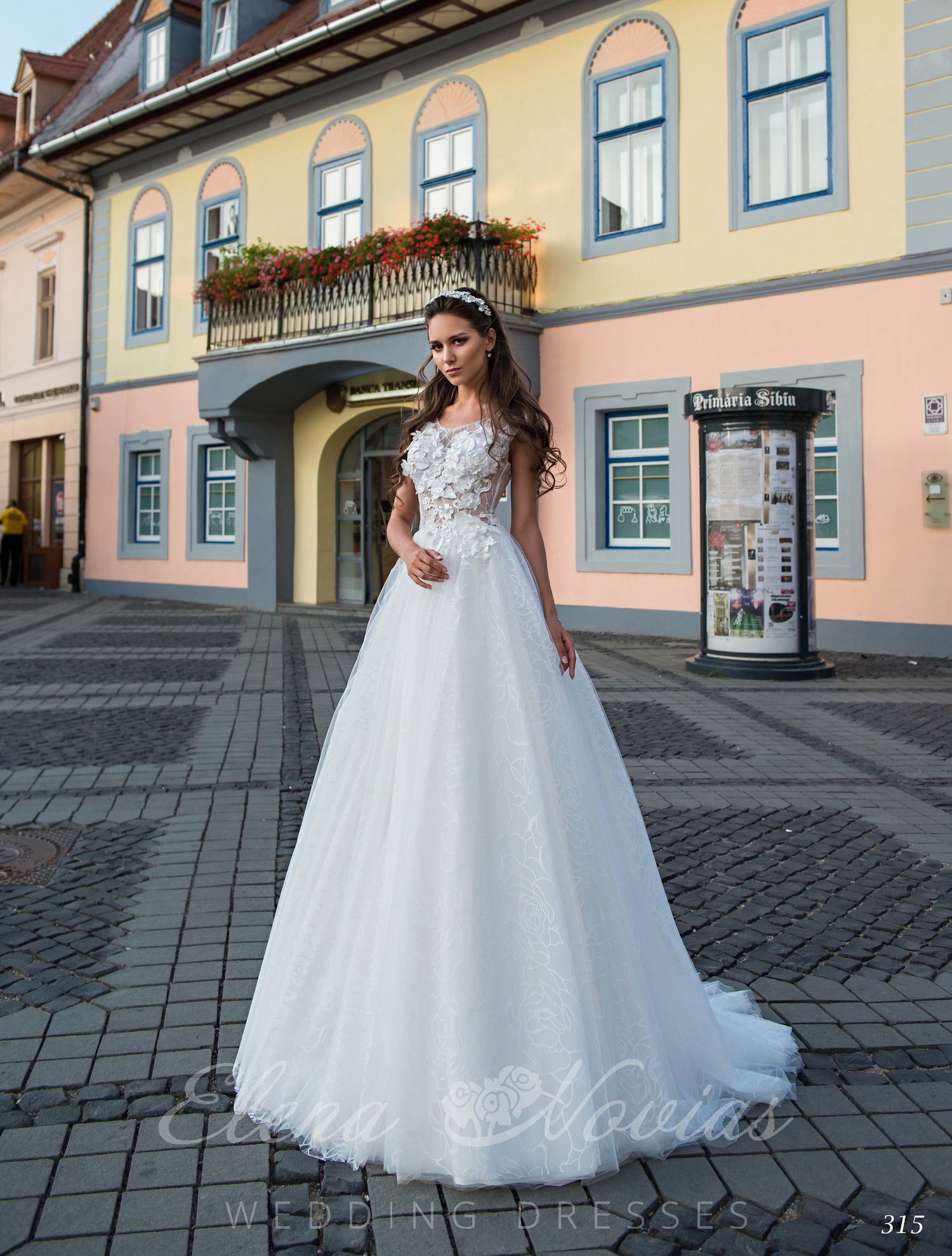Wedding dress embroidered with 3D appliqués on wholesale